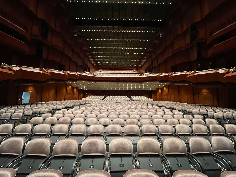 Heller Eventraum mit sorgfältig gestaltetem Interieur
